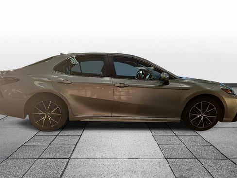 Used 2021 Toyota Camry SE image 4