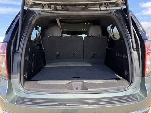 Used 2023 Chevrolet Suburban Premier image 33