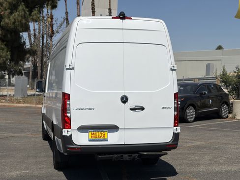 Used 2025 Mercedes-Benz Sprinter 2500 image 4