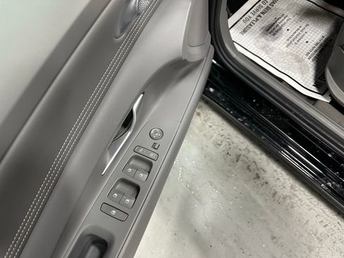 Used 2025 Hyundai Elantra SEL w/ Cargo Package image 9