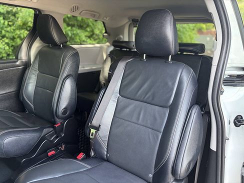 Used 2017 Toyota Sienna SE Premium FWD image 19