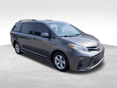 Used 2020 Toyota Sienna LE FWD image 1