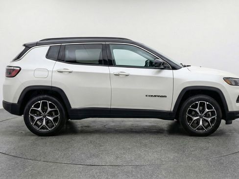 Used 2025 Jeep Compass Limited image 9