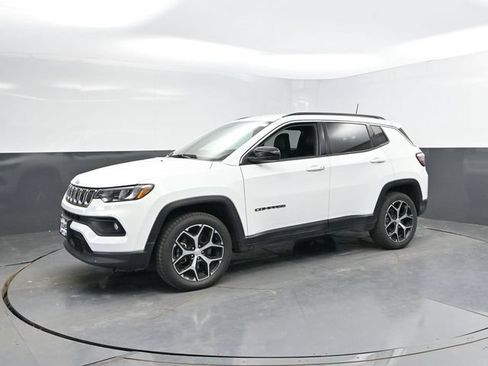 Used 2024 Jeep Compass Latitude AWD/4WD image 7