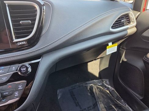 New 2026 Chrysler Pacifica Select image 25