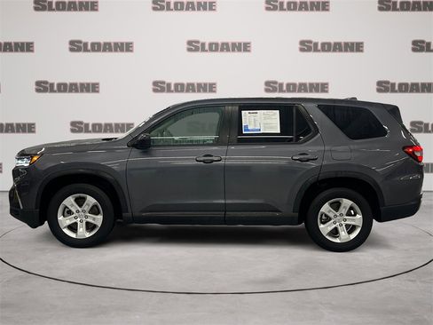 Used 2023 Honda Pilot LX image 2