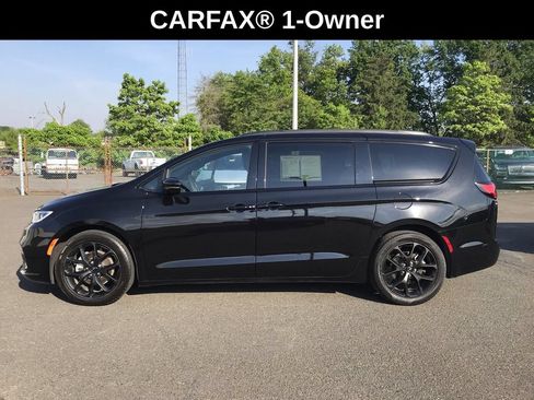 Used 2025 Chrysler Pacifica Limited FWD image 2