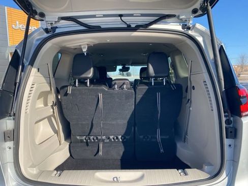 Certified 2023 Chrysler Pacifica Touring-L image 13