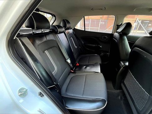 Used 2023 Hyundai Venue Limited image 25