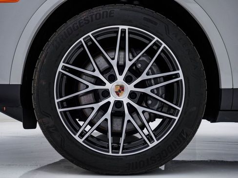 Certified 2025 Porsche Cayenne AWD/4WD image 13
