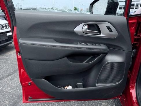 Used 2025 Chrysler Pacifica Limited FWD image 16