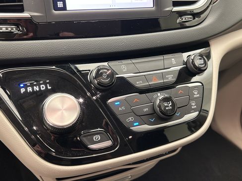 Used 2022 Chrysler Voyager LX FWD image 17