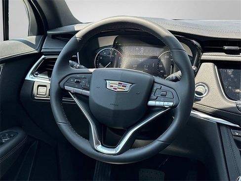 Used 2025 Cadillac XT6 Luxury image 5