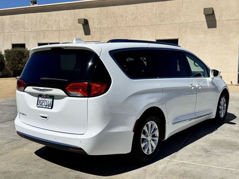 Used 2018 Chrysler Pacifica Touring-L Plus FWD image 7