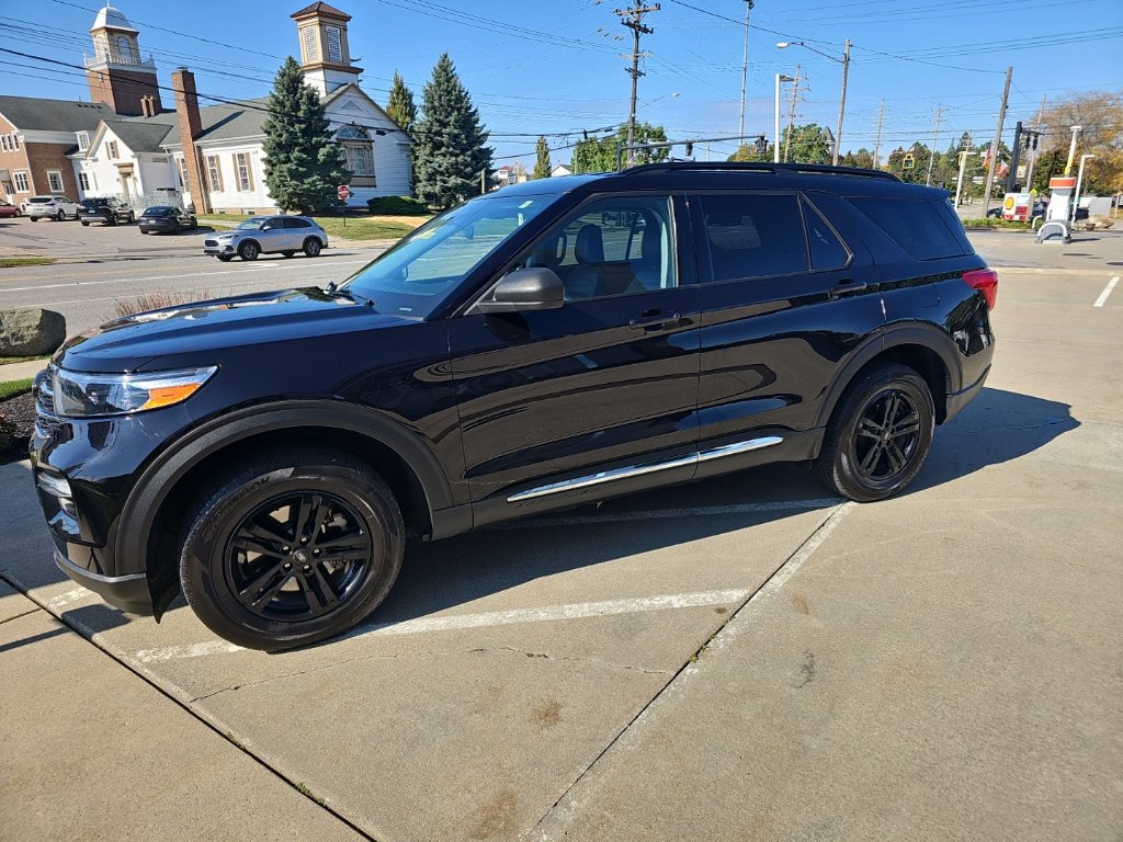 Used 2024 Ford Explorer XLT w/ Equipment Group 202A AWD/4WD image 9