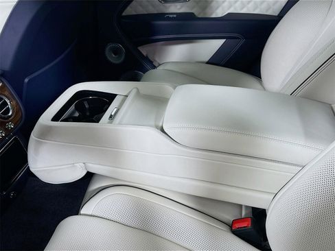 Certified 2025 Bentley Bentayga AWD/4WD image 13
