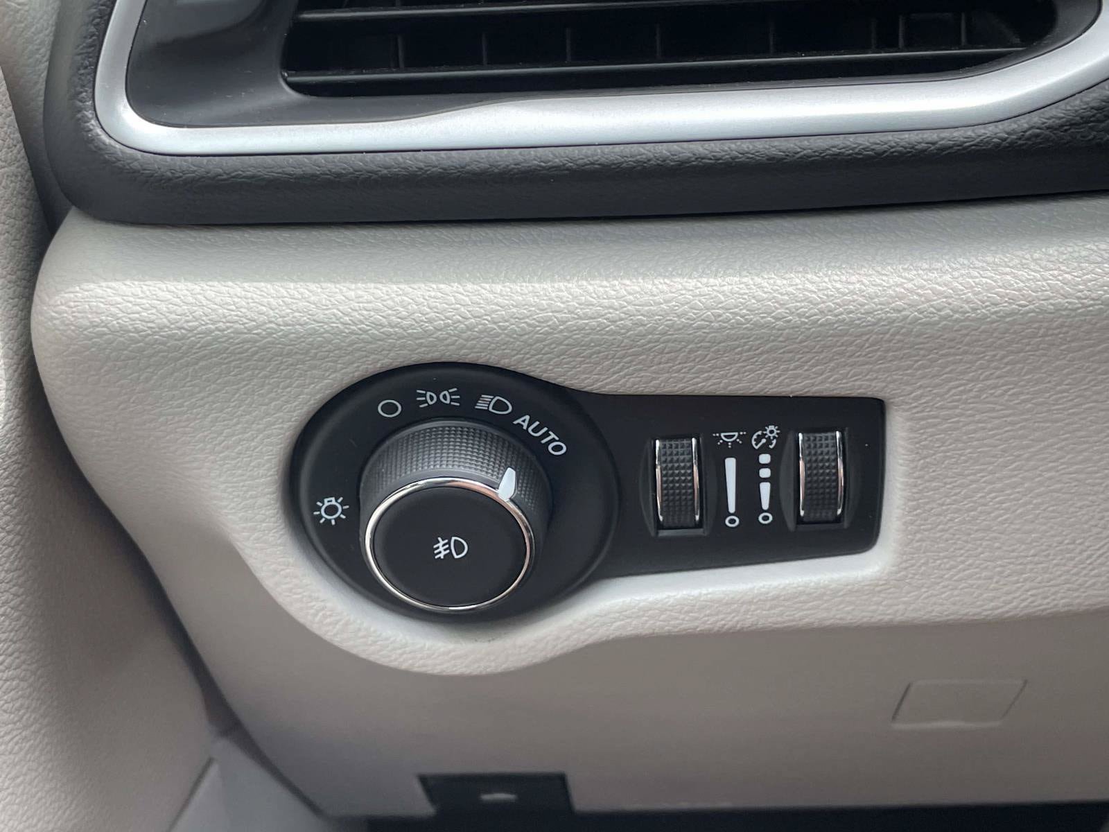 Used 2024 Chrysler Pacifica Touring-L FWD image 28