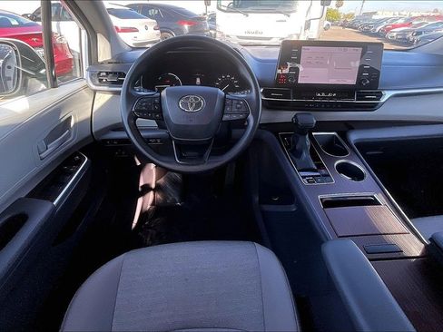 Used 2024 Toyota Sienna LE image 15