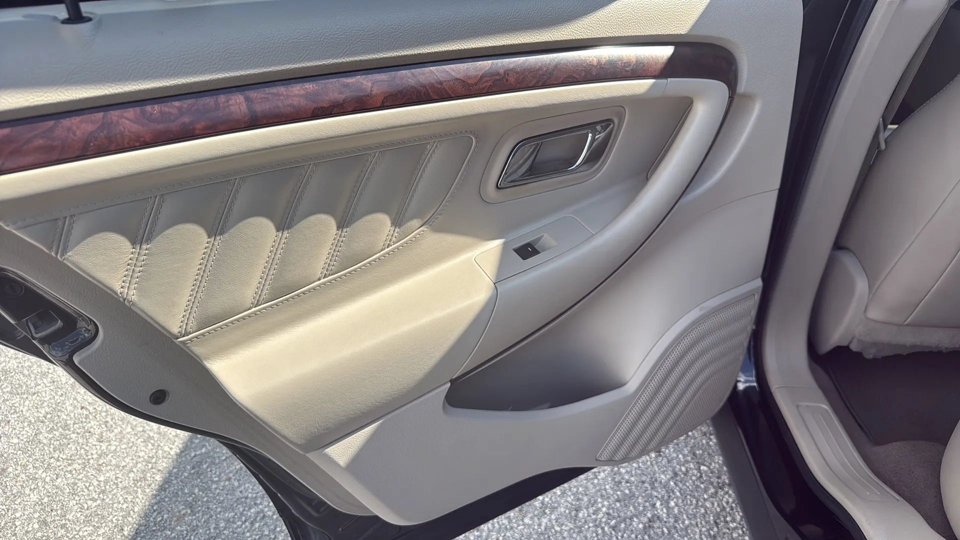 Used 2010 Ford Taurus Limited FWD image 9