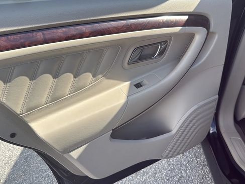 Used 2010 Ford Taurus Limited FWD image 9