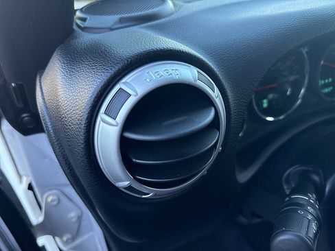 Used 2015 Jeep Wrangler Unlimited Sahara w/ Connectivity Group AWD/4WD image 31