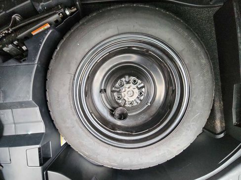 Used 2018 Toyota RAV4 SE image 25