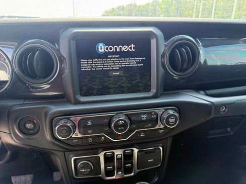 Used 2022 Jeep Gladiator Sport AWD/4WD image 16