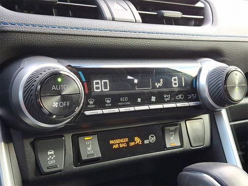 Used 2022 Toyota RAV4 SE image 16