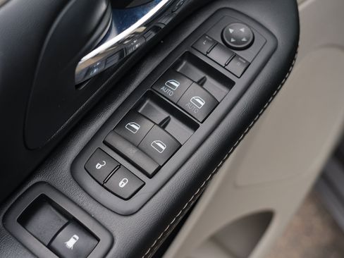 Used 2016 Chrysler Town & Country Touring w/ Driver Convenience Group FWD image 20
