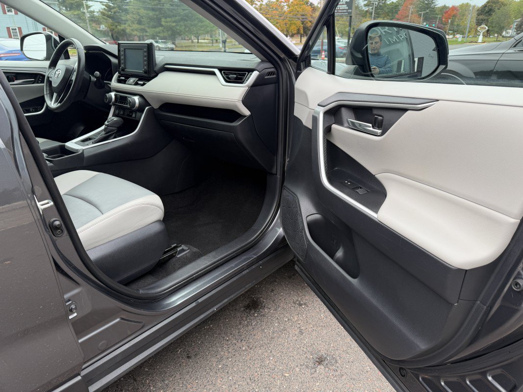 Used 2019 Toyota RAV4 XLE Premium w/ Cold Weather Package AWD/4WD image 21