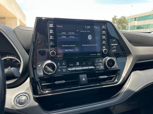 Used 2022 Toyota Highlander XLE FWD image 13