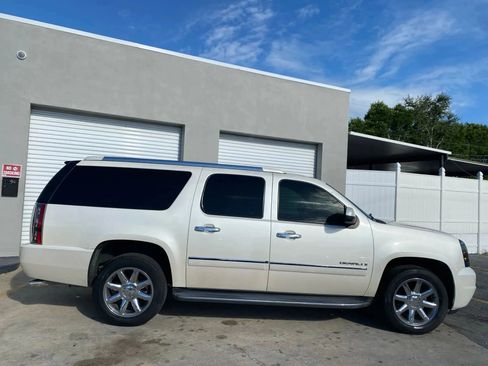 Used 2009 GMC Yukon XL Denali image 2