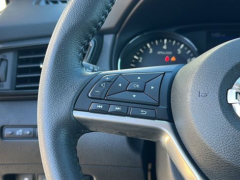 Used 2020 Nissan Rogue SV image 29