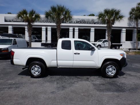 Used 2022 Toyota Tacoma SR image 1