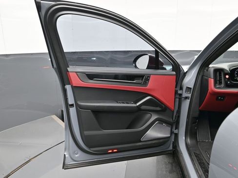 Certified 2025 Porsche Cayenne GTS AWD/4WD image 8