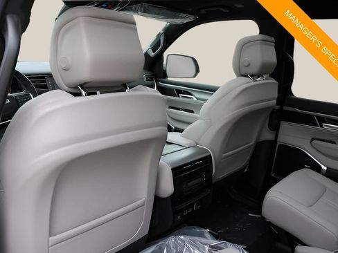 New 2025 Jeep Wagoneer L Series II AWD/4WD image 15