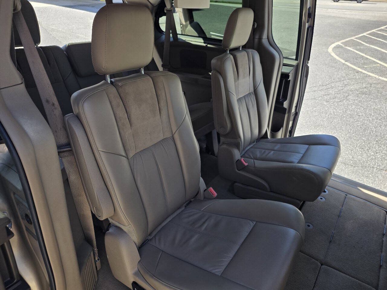 Used 2015 Chrysler Town & Country Limited Platinum FWD image 21