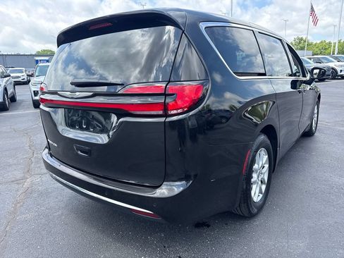 Used 2023 Chrysler Pacifica Touring-L FWD image 7