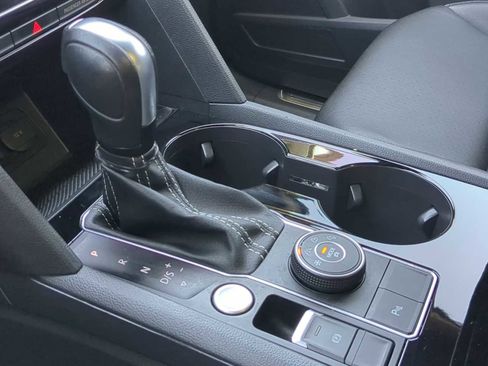 Certified 2022 Volkswagen Atlas Cross Sport SEL R-Line image 34