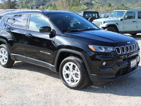 Used 2024 Jeep Compass Latitude image 3