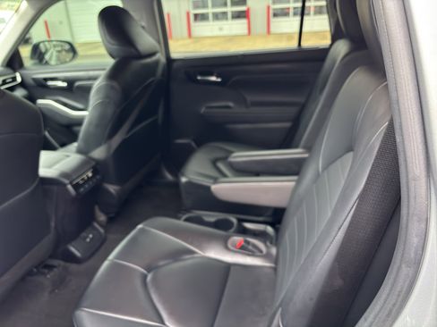Used 2023 Toyota Highlander XLE AWD/4WD image 9