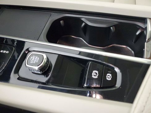 Used 2022 Volvo XC60 B5 Momentum w/ Climate Package FWD image 35