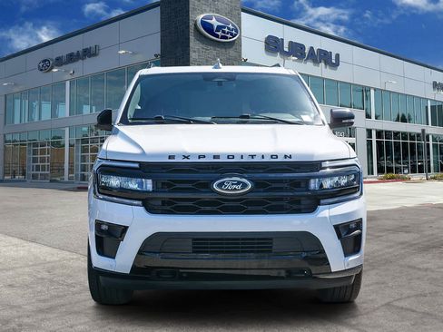 Used 2022 Ford Expedition Limited AWD/4WD image 2