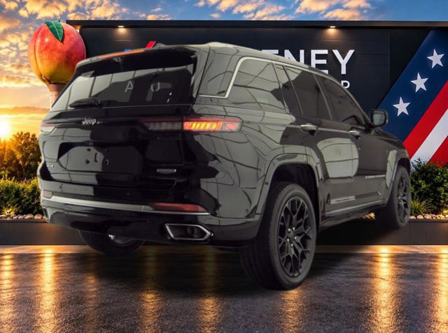 Used 2022 Jeep Grand Cherokee Summit AWD/4WD image 2
