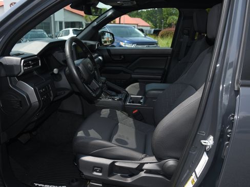 Certified 2025 Toyota Tacoma SR5 AWD/4WD image 7