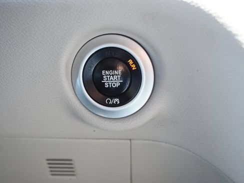 Used 2020 Chrysler Pacifica Touring-L FWD image 22