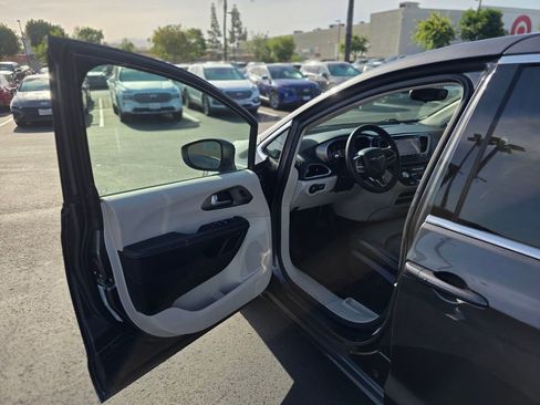 Used 2023 Chrysler Pacifica Touring-L FWD image 40