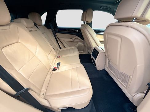 Used 2021 Porsche Cayenne AWD/4WD image 29