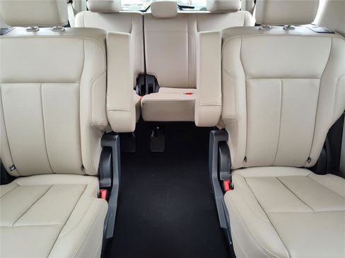 Used 2024 Ford Expedition XLT image 29