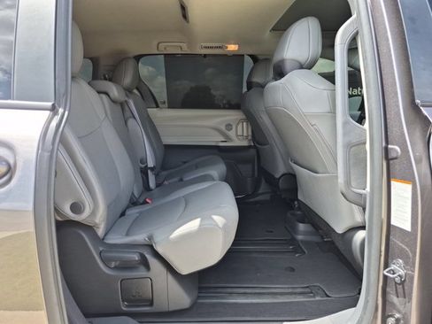 Used 2024 Toyota Sienna XLE FWD image 18